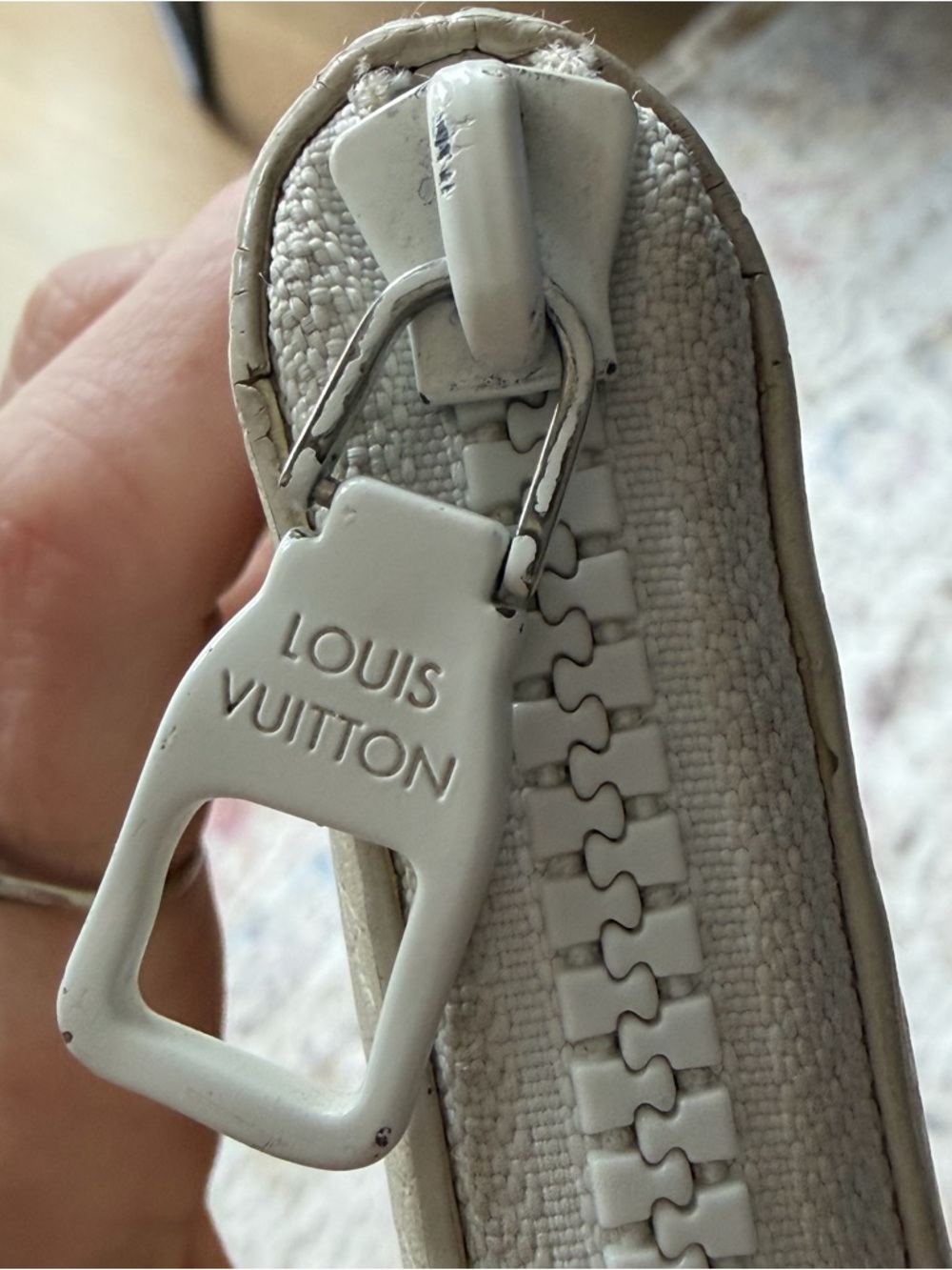 Louis Vuitton LV Friends Zippy Vertical Wallet White Taurillon Runway Unisex - Picture 14 of 15